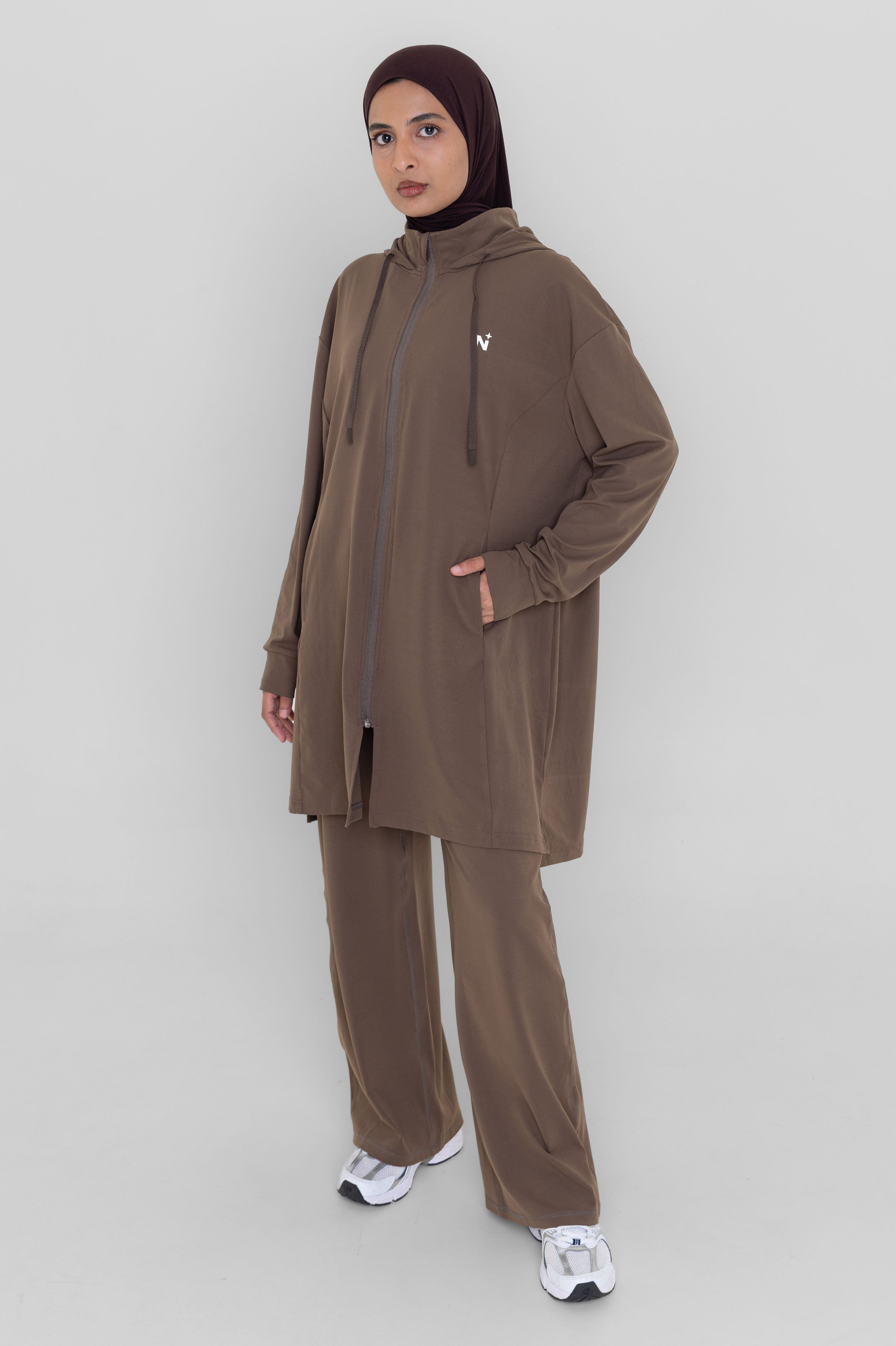 Essential Zip Jacket - Espresso | De pre-order wordt op 5 augustus verzonden.