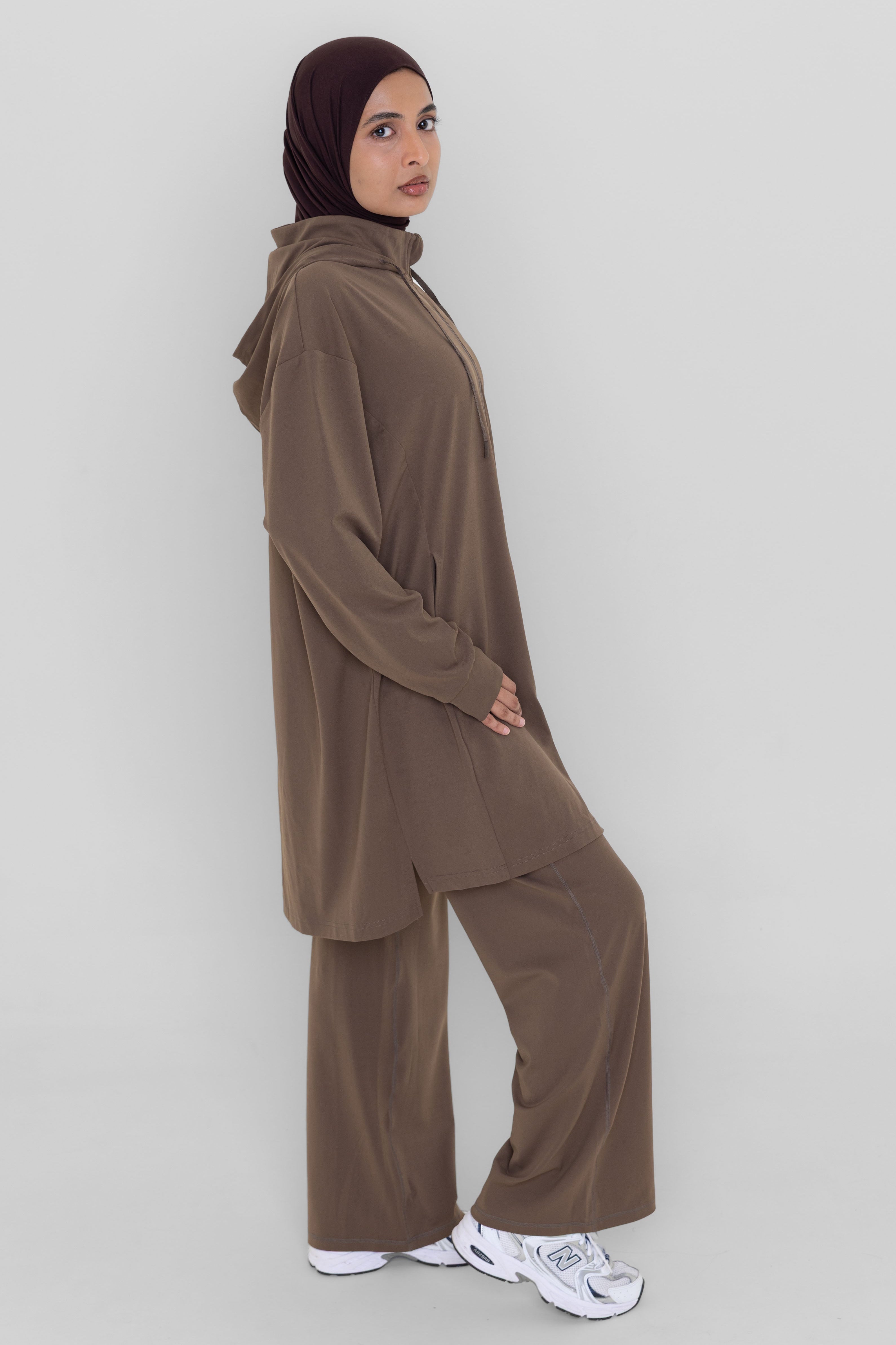 Essential Zip Jacket - Espresso | De pre-order wordt op 5 augustus verzonden.