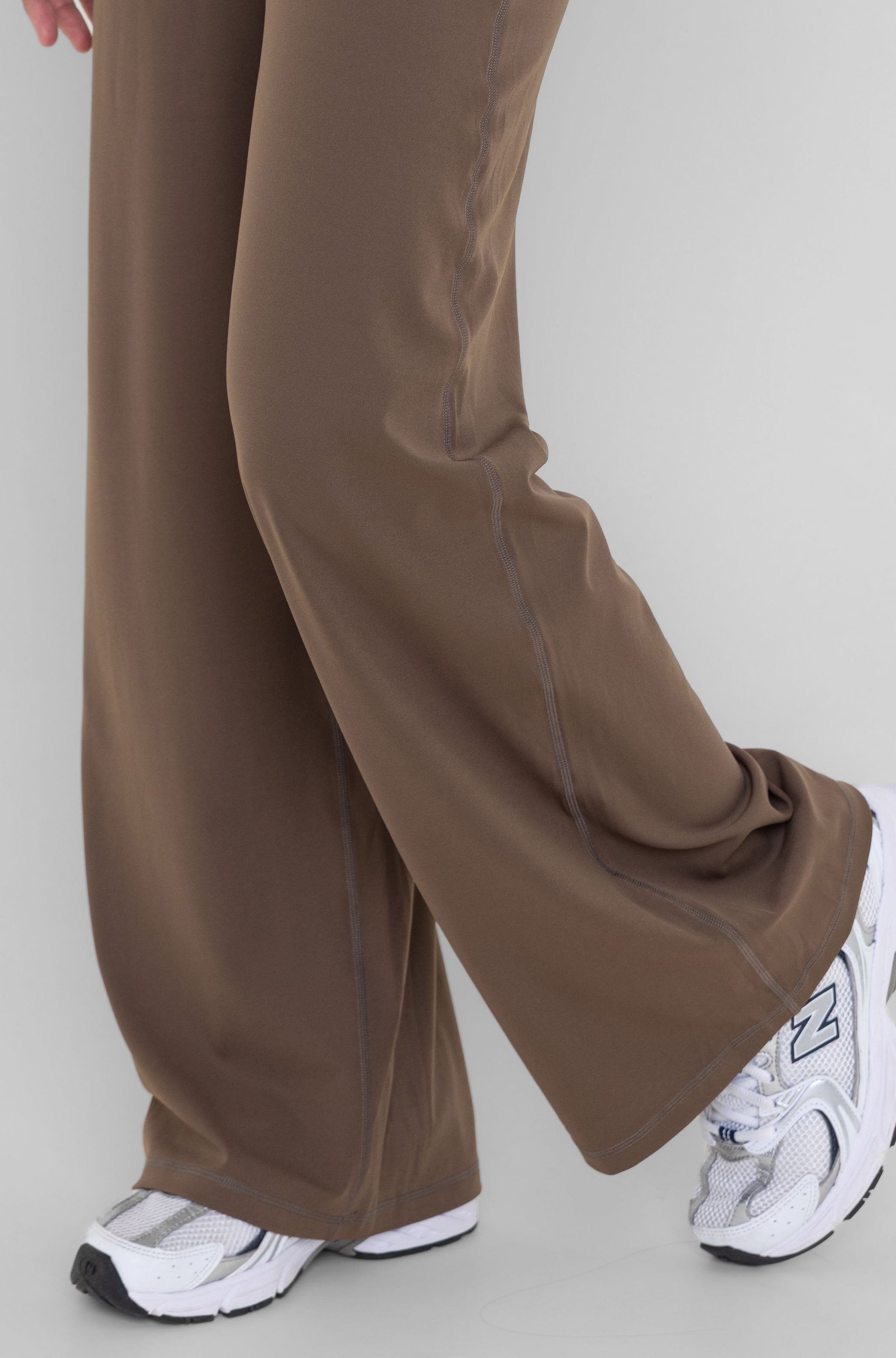 Essential Straight Leg Legging Espresso | De pre-order wordt op 5 augustus verzonden.
