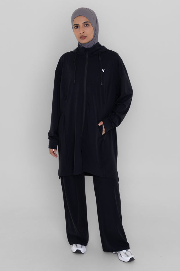 Essential Zip Jacket - Black | Die Vorbestellung wird am 5 August versendet.