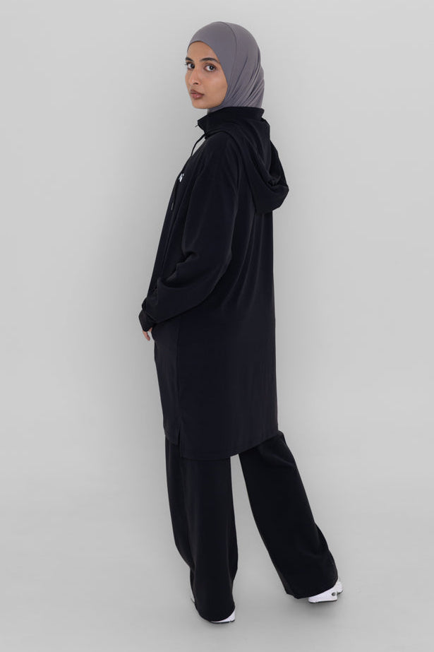 Essential Zip Jacket - Black | Die Vorbestellung wird am 5 August versendet.