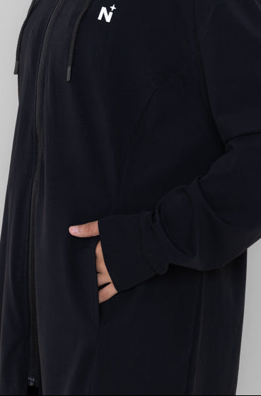 Essential Zip Jacket - Black | Die Vorbestellung wird am 5 August versendet.