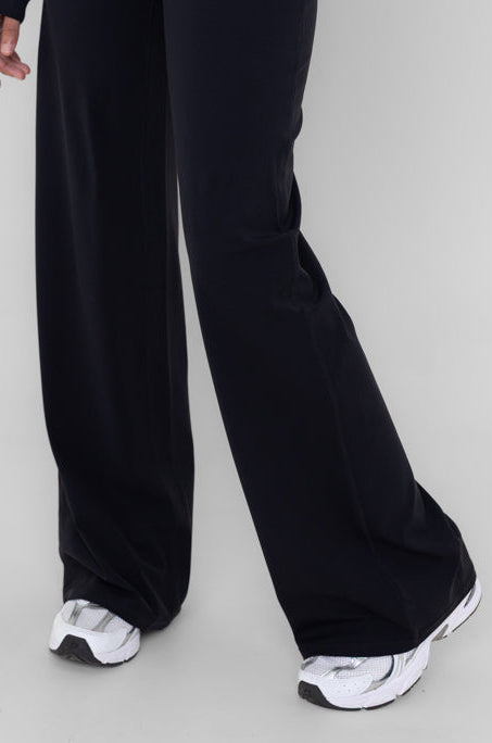 Essential Straight Legging - Black