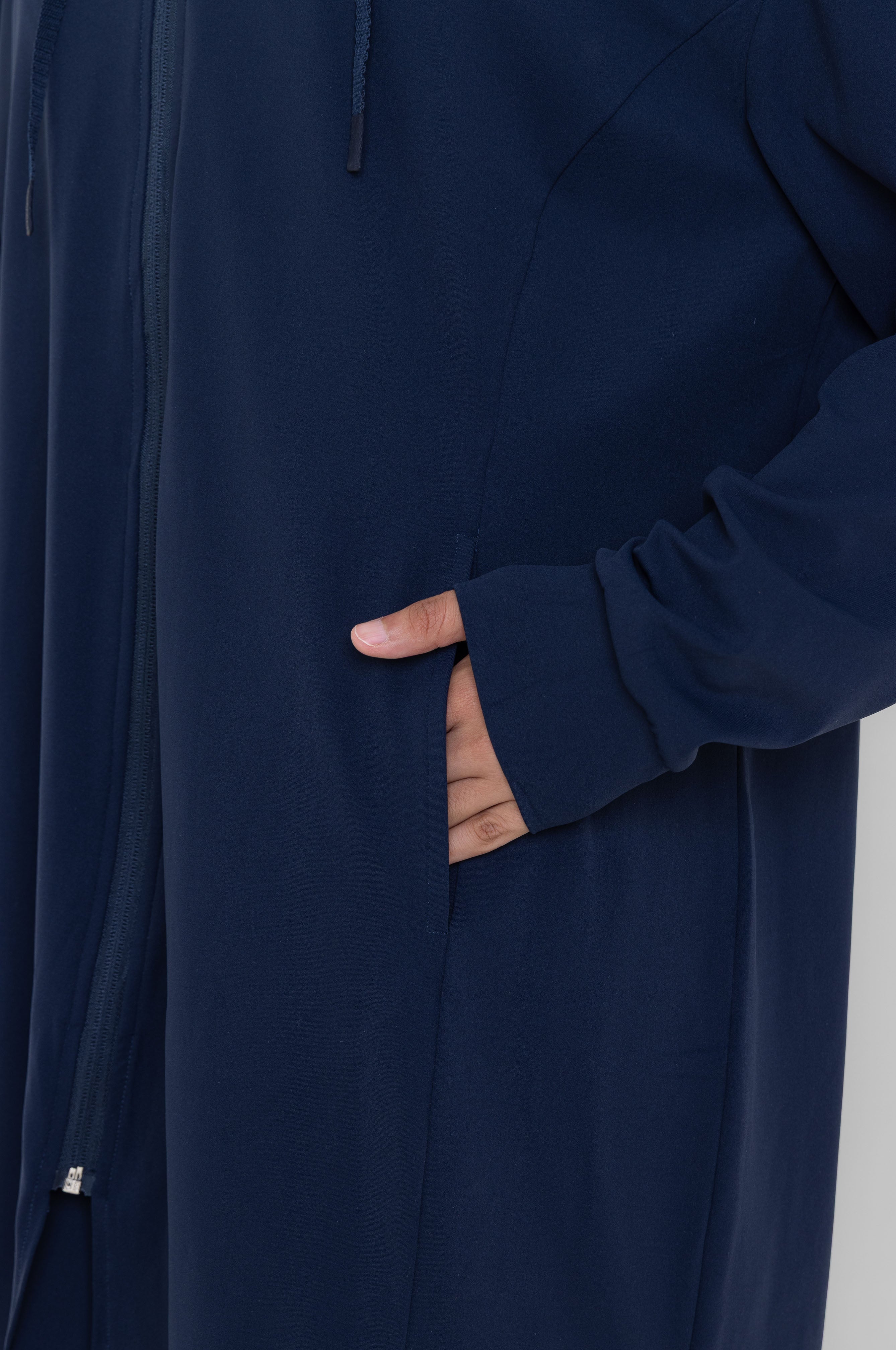 Essential Zip Jacket - Navy | De pre-order wordt op 5 augustus verzonden.