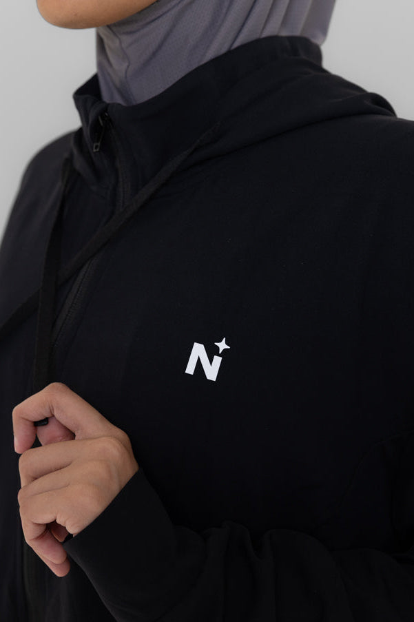  Essential Zip Jacket - Black | Die Vorbestellung wird am 5 August versendet.